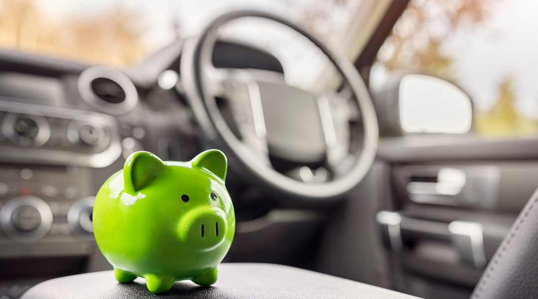 interno di automobile con porcellino salvadanaio verde
