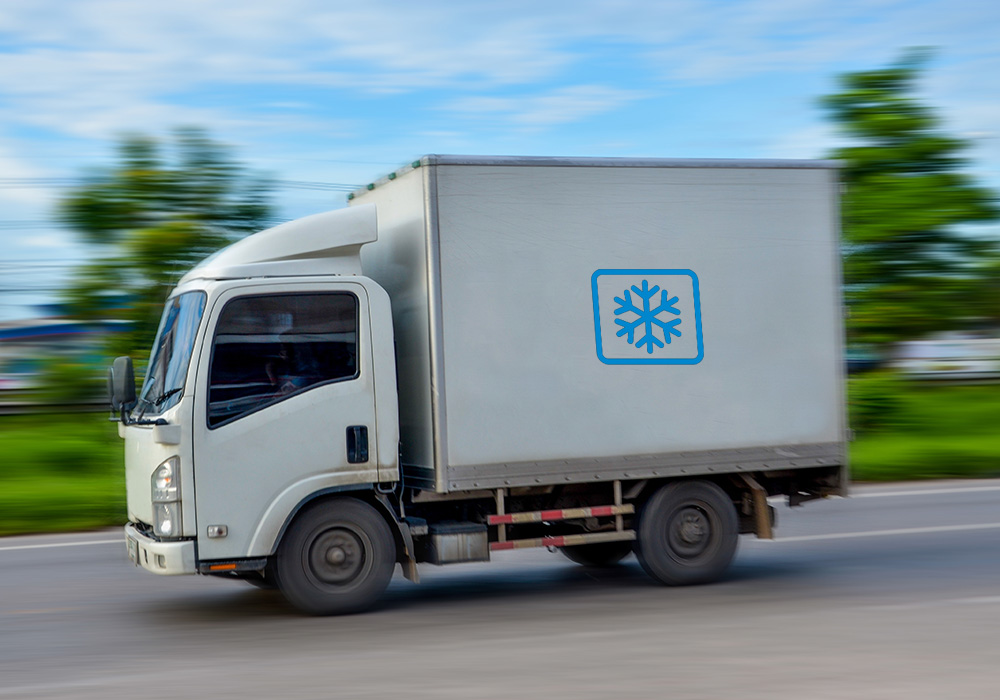 Motion,Image,Of,The,White,Truck,Driving,On,The,Road Veicolo refrigerato